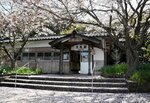 ２本の桜がシンボルの駅舎