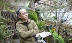 　妻智子さんが大切にしていた自宅の庭で、思い出を話す平野耕一さん＝３月、兵庫県三田市