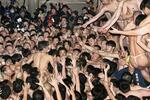 　最後の開催となった蘇民祭で、「蘇民袋」を奪い合う男衆＝２月、岩手県奥州市の黒石寺