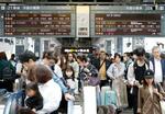 　ゴールデンウイーク最終日、利用客で混雑するＪＲ東京駅の新幹線ホーム。古里や観光地から日常へ戻る人の流れで上りのピークを迎えた＝６日午後