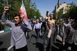 　１９日、テヘランで反イスラエル集会に参加したイランの人々（ＡＰ＝共同）
