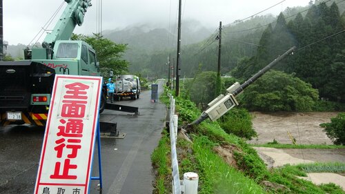 鳥取市佐治町内で倒れた電柱（午前１０時半ごろ）