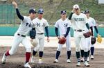 　野球のＵ―１８日本代表候補の強化合宿で練習する選手たち＝４日、奈良県内