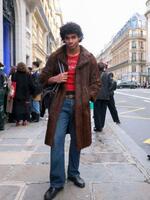 　メンズも毛皮のコート＝３月、パリ