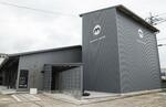 　倉庫を改装して整備された「アート格納庫Ｍ」＝４月、鳥取県倉吉市