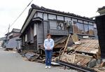 　倒壊した白藤酒造店の建物の前に立つ白藤暁子さん＝２月、石川県輪島市