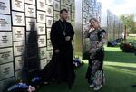 　虐殺犠牲者の慰霊碑を訪れた英国のソフィ妃（右）＝２９日、ウクライナ・ブチャ（ＡＰ＝共同）