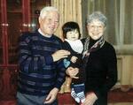 　ひ孫を抱く横田滋さん（左）と早紀江さん夫妻。切望していためぐみさんの娘キム・ウンギョンさんとの面会は、２０１４年３月にモンゴルで実現。思いがけずひ孫にも会えて「夢のようだった」（有田芳生事務所提供）