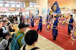 大勢の駅利用者らを前に、華麗に舞う傘踊り連のメンバーら＝２９日、ＪＲ鳥取駅