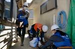 　石川県輪島市門前町地区で、地震の被害に遭った住宅の片付けを手伝うボランティアの大学生ら＝５日午前