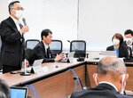 本部会議で、人口減少に対する危機感を語る深沢市長（左）＝７日、鳥取市役所
