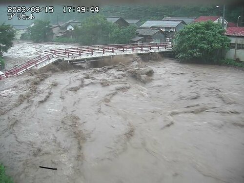 橋げたが外れた鳥取市佐治町の高山橋を捉えたライブカメラ映像（午後５時４９分、鳥取県提供）