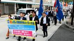労働者の生活向上を訴えてデモ行進する参加者ら＝２７日、鳥取市内