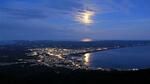 　「光のアゲハチョウ」とも呼ばれる青森県むつ市の釜臥山から望む夜景（同市提供）