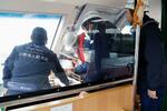 　旅客船の安全点検を実施する国土交通省北海道運輸局の職員ら＝１８日午前、北海道小樽市