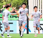 鳥取－金沢　ガイナーレは前半４６分、田中翔（中央）がゴールを決めて２－３と追い上げる＝金沢ゴーゴーカレースタジアム
