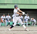 準々決勝・鳥取城北―倉吉北　鳥取城北は七回無死満塁から平山が内野安打で走者２人をかえし、３－２と勝ち越す＝どらドラパーク米子市民球場