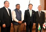 インドと日本、鳥取県との交流促進を約束したニキレーシュ・ギリ総領事（左から２人目）＝１６日、鳥取県庁