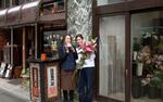 　老舗喫茶店を引き継いだ、右隣で花屋を営む永井博子さん（左）と浅野美和子さん姉妹＝４月、名古屋市