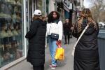 　美容院の横を歩く女性＝２８日、パリ（ＡＰ＝共同）