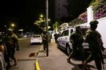 　エクアドル警察が突入したメキシコ大使館の周辺で警戒に当たる治安当局者ら＝５日、キト（ロイター＝共同）