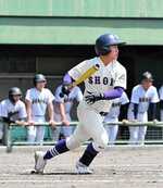 米子松蔭－鳥取城北　米子松蔭は三回、山本が右中間に安打を放ち、１死一、三塁と好機を広げる＝どらドラパーク米子市民球場