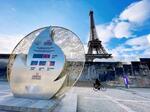 　パリ五輪開幕までの日数の表示が「１００」となったカウントダウン時計。奥はエッフェル塔＝１７日、パリ（共同）