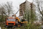 　ロシア軍のミサイル攻撃を受けた建物と重機による復旧作業＝１７日、ウクライナ北部チェルニヒウ（共同）
