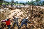 　ダム決壊後の地区で水害に対処する人々＝２９日、ケニア中部（ＡＰ＝共同）