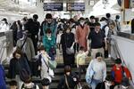 　ゴールデンウイークが始まり、混雑する東海道新幹線のホーム＝２７日午前、ＪＲ東京駅