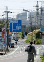　佐賀県玄海町の街並み。奥は九州電力玄海原発＝２５日午後