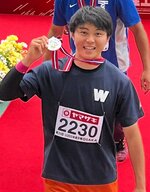 やり投げＵ２０で２位に入り、笑顔でメダルを手にする森沢知慶＝ヤンマースタジアム長居