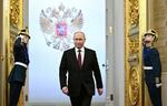 　７日、モスクワのクレムリンで５期目就任式の会場に向けて歩くロシアのプーチン大統領（ロシア大統領府提供・ロイター＝共同）