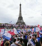 　パリ五輪関連のイベントで行われた、セーヌ川を航行するパレード＝２０２３年７月、パリ（共同）