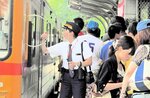 ノスタルジーが観光客を集める。台湾鉄路管理局平渓線での路牌（タブレット）受け渡し