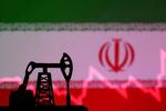 　イラン国旗と採油ポンプのイメージ写真（ロイター＝共同）