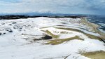 穏やかな冬日和に雪と砂のコントラストが美しい鳥取砂丘＝９日、鳥取市福部町湯山