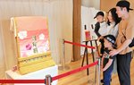 伯桜鵬関の化粧まわしを眺める家族連れ＝７日、鳥取県倉吉市明治町の打吹回廊