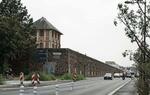　第２回囚人たちのゴンクール賞の開幕式が開かれたフランス西部レンヌの女性刑務所。５メートル以上はありそうな高い壁に囲まれている＝２０２３年９月（撮影・沢田博之、共同）