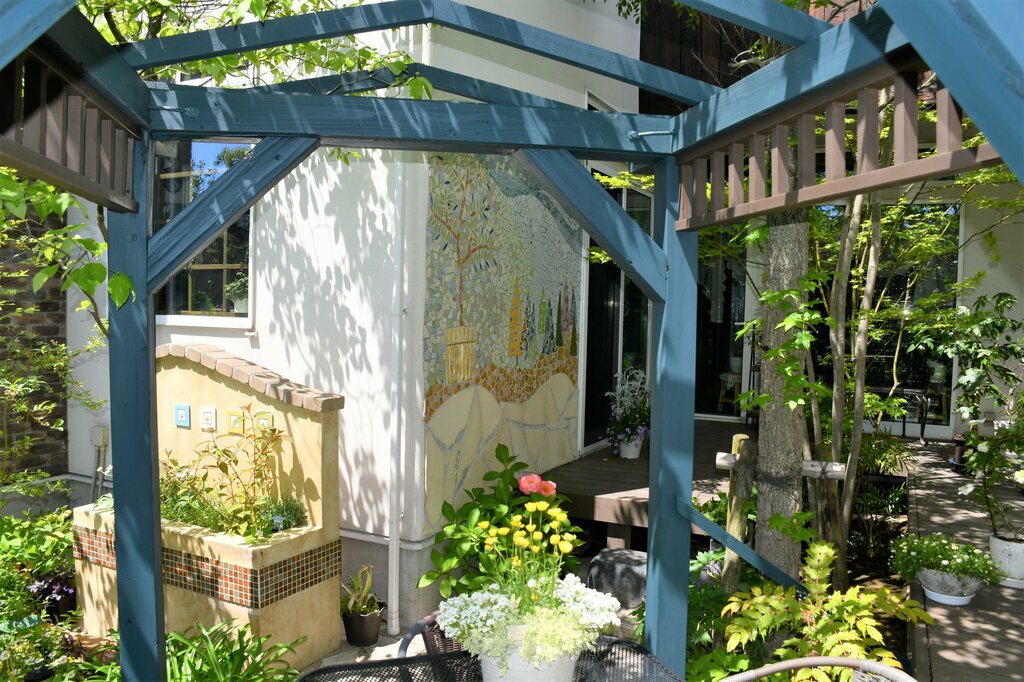 
【庭】緑と花が外壁に施したアートタイルと調和し室内からも楽しめる庭

 

 

 
