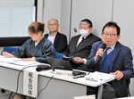 ２年間の取り組みを報告する前田さん（手前右）ら＝２６日、島根県庁