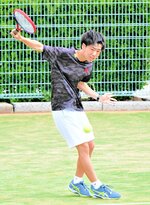 男子シングルス決勝　ボールに多彩な回転をかけて第２ゲームをブレークした岸田拓真＝ヤマタスポーツパーク庭球場