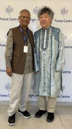 　１月31日、ダッカ市内で伝統衣装パンジャビを着てムハマド・ユヌスさん（左）と＝筆者提供