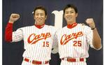 　２００５年１０月、セ・リーグ最多勝の黒田博樹さんは本塁打王の新井貴浩さん（右、現広島監督）と笑顔でポーズ＝広島市中区の球団事務所