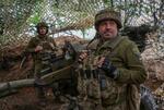 　２１日、ウクライナ東部ドネツク州でロシア軍にりゅう弾砲を撃つ準備をする兵士（ロイター＝共同）