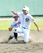２回戦・鳥取東―鳥取商　三回、鳥取商の湯中が青木の中前打で一塁から三塁を狙うが、鳥取東の中堅野上の好返球でタッチアウトとなる。三塁は浜本＝ヤマタスポーツパーク野球場