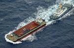　２０２３年１月、海中に沈めるため、作業船で運ばれるマッコウクジラの死骸＝紀伊半島沖