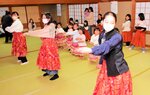 〝卒業公演〟に向け、踊りの練習に励む６年生の３人＝２２日、新温泉町三尾の三尾地区公民館