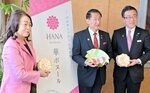「桜美食麺　華ボヌール」を持ち、ＰＲする福嶋社長（左）ら＝２７日、鳥取県庁