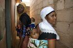 　子どもをおんぶするアフリカ・カメルーンの女性たち＝２０２３年１１月、ヤウンデ（ゲッティ＝共同）